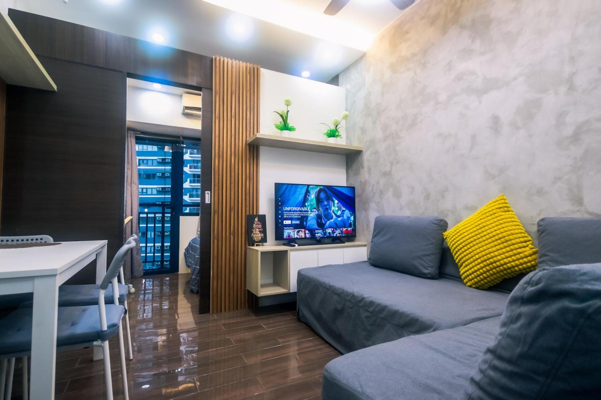 Apartment Cozy Crash Pad C Laughter Makati 2272 Swim Gym Park Internet 300