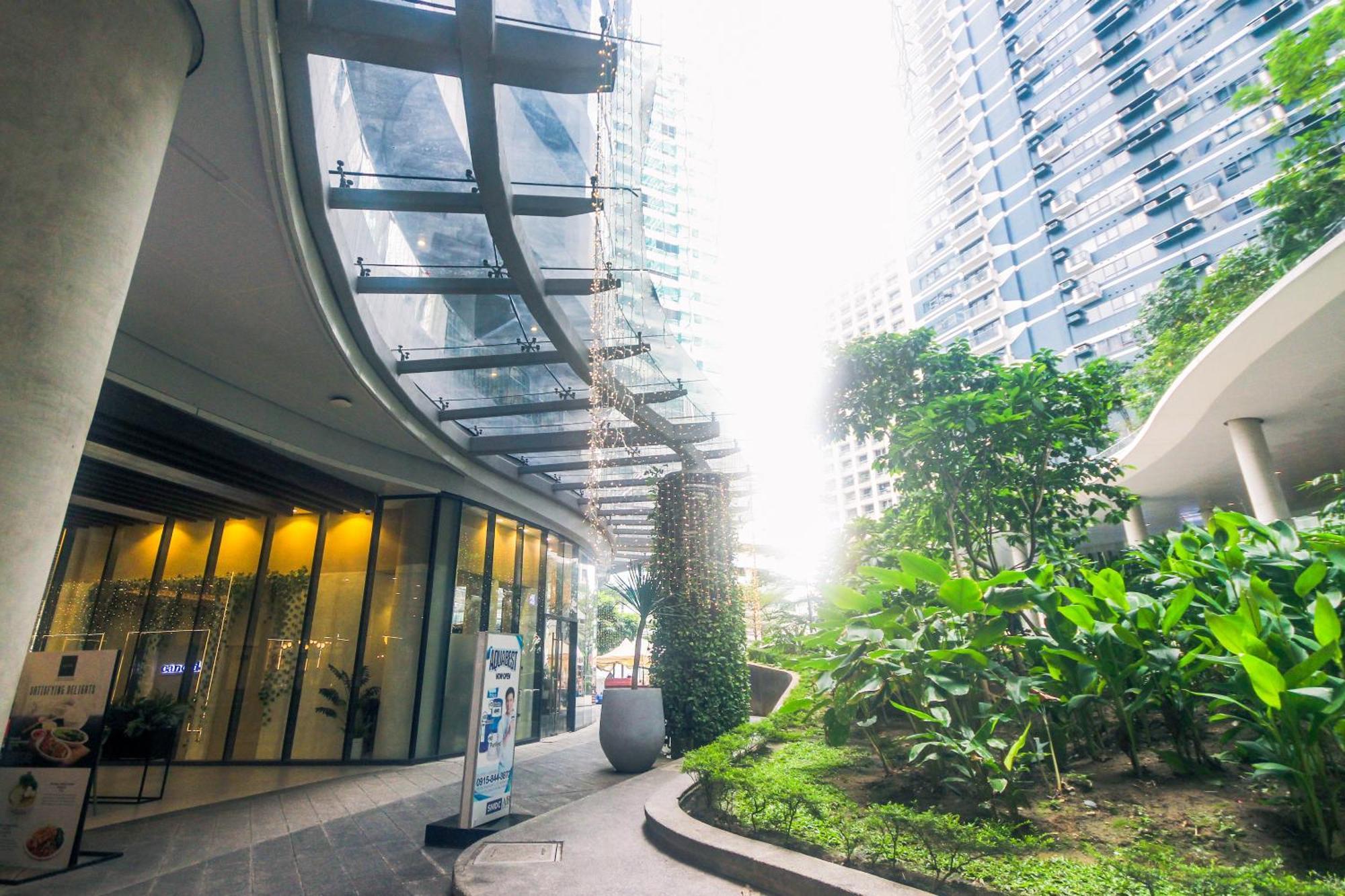Cozy Crash Pad C Laughter Makati 2272 Swim Gym Park Internet 300 Apartment *