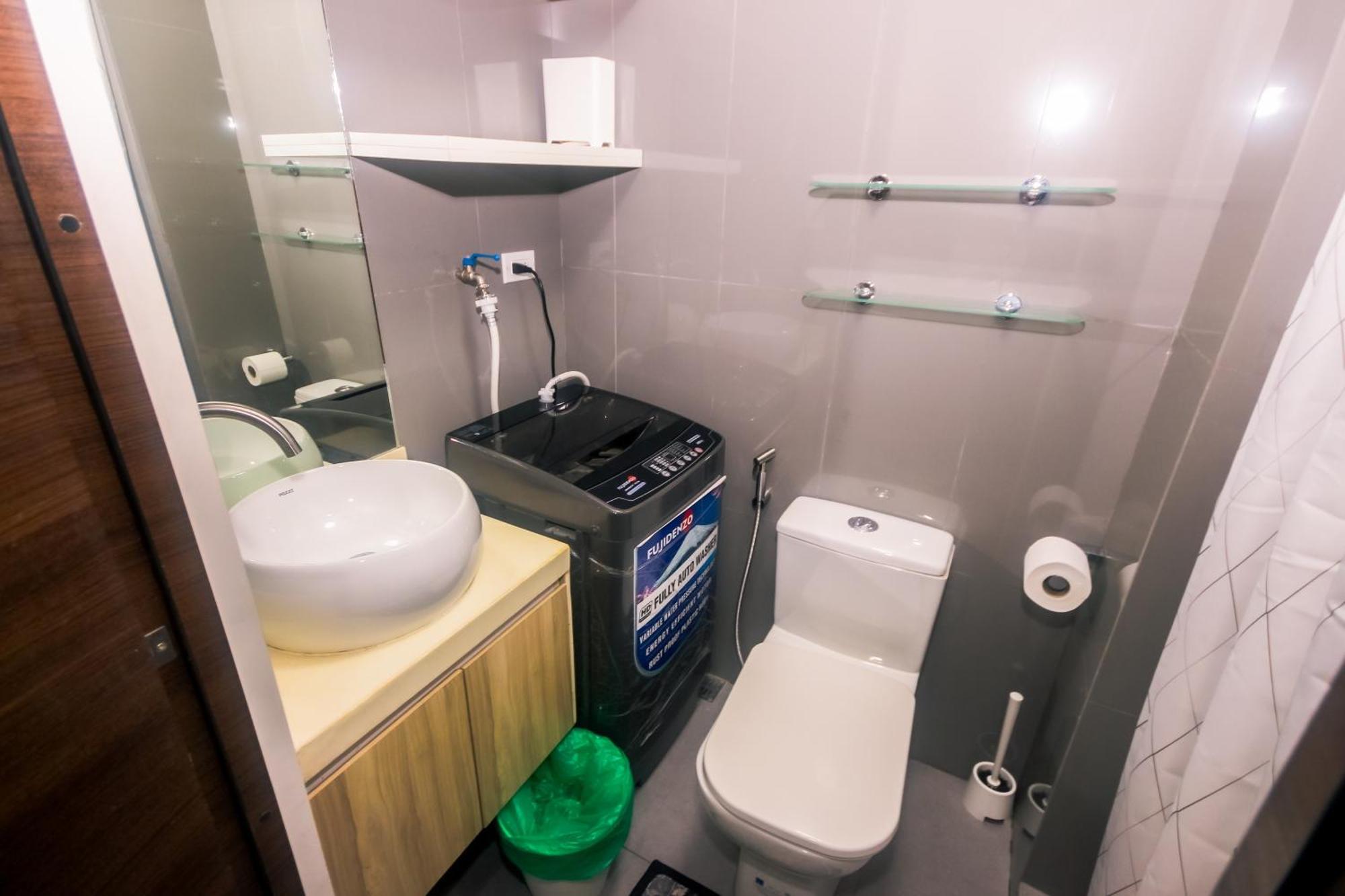 Apartment Cozy Crash Pad C Laughter Makati 2272 Swim Gym Park Internet 300 *