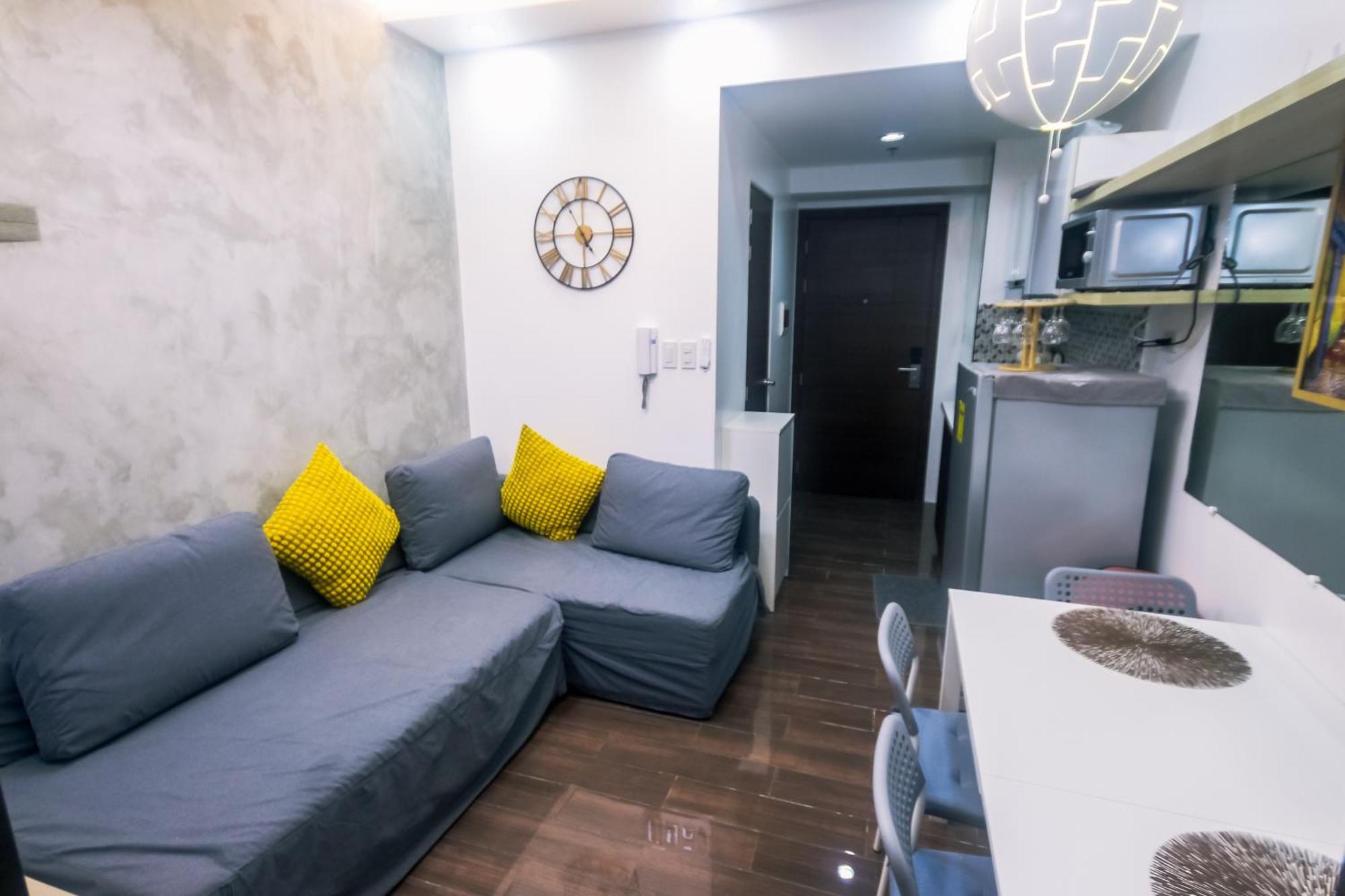 Cozy Crash Pad C Laughter Makati 2272 Swim Gym Park Internet 300 *