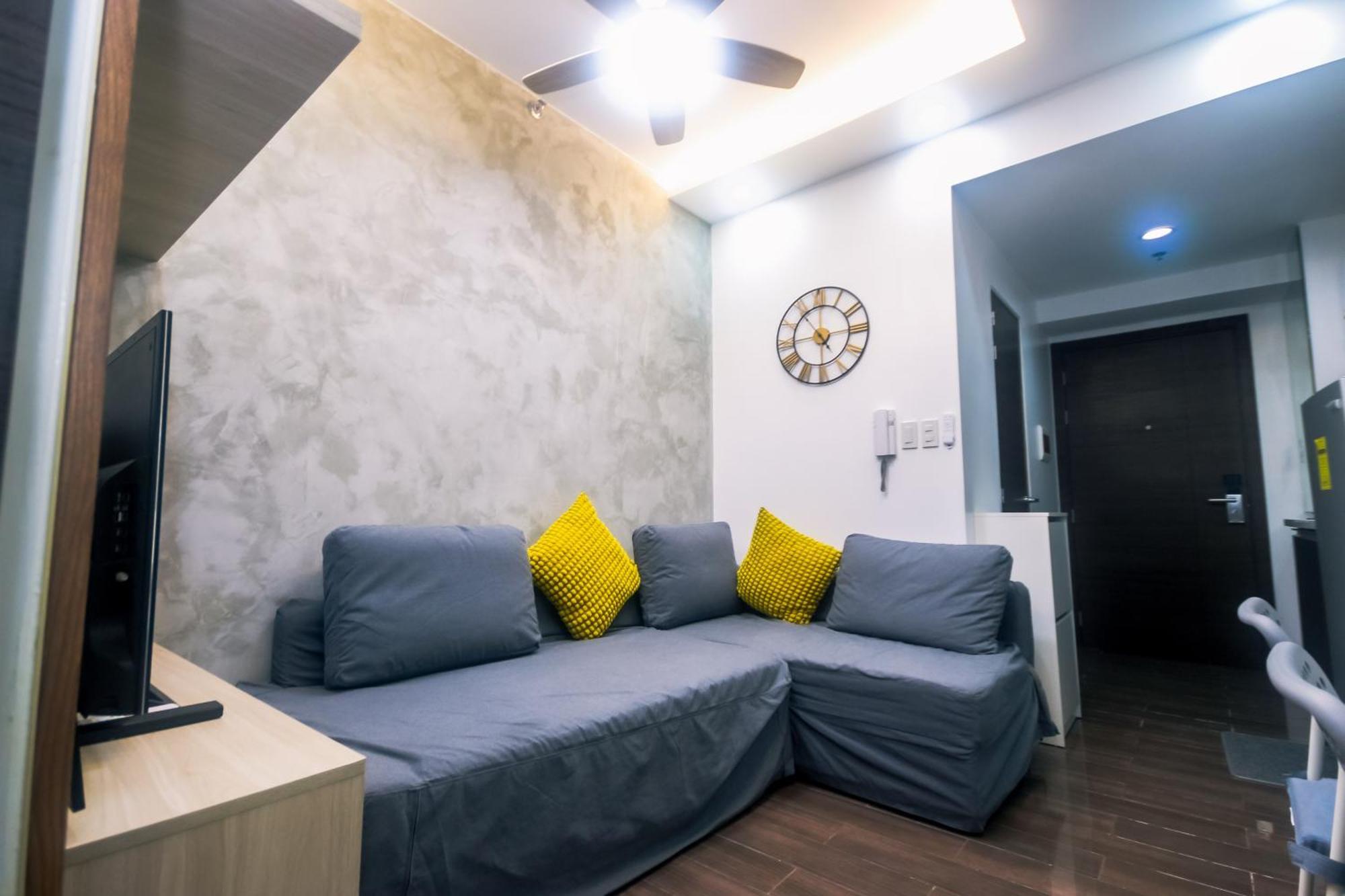 Cozy Crash Pad C Laughter Makati 2272 Swim Gym Park Internet 300 Apartment