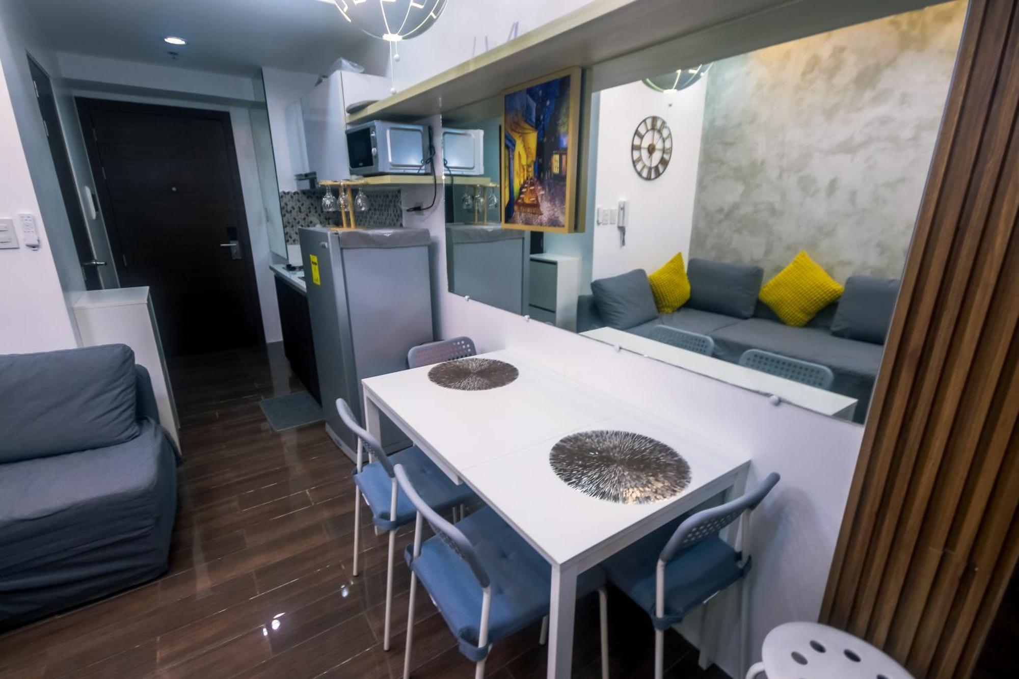 Cozy Crash Pad C Laughter Makati 2272 Swim Gym Park Internet 300 Apartment *