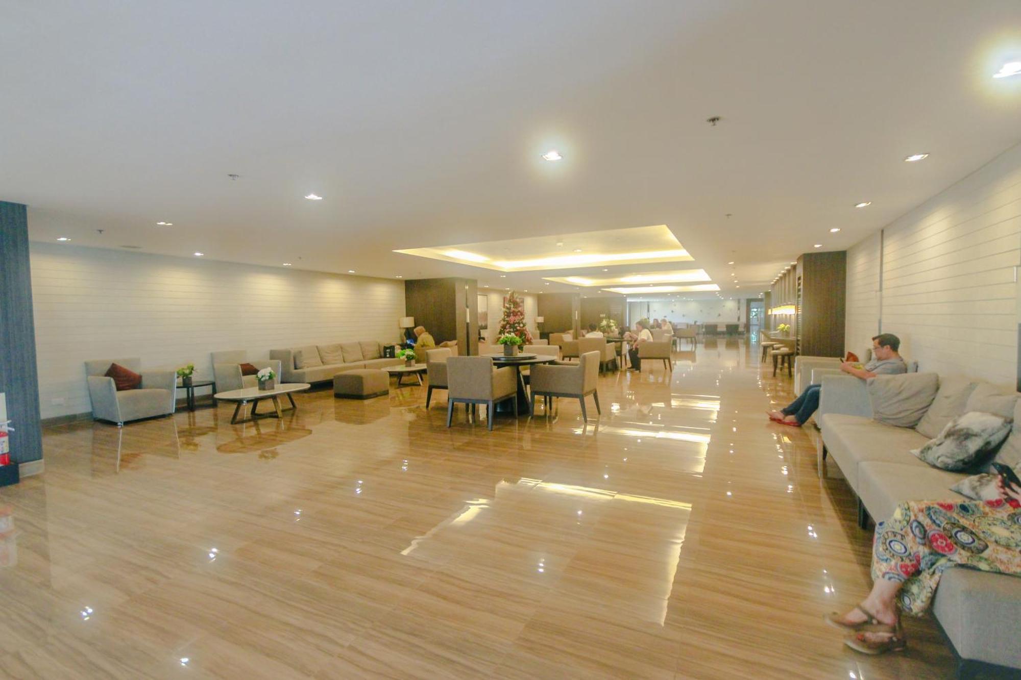 Cozy Crash Pad C Laughter Makati 2272 Swim Gym Park Internet 300 * Manila
