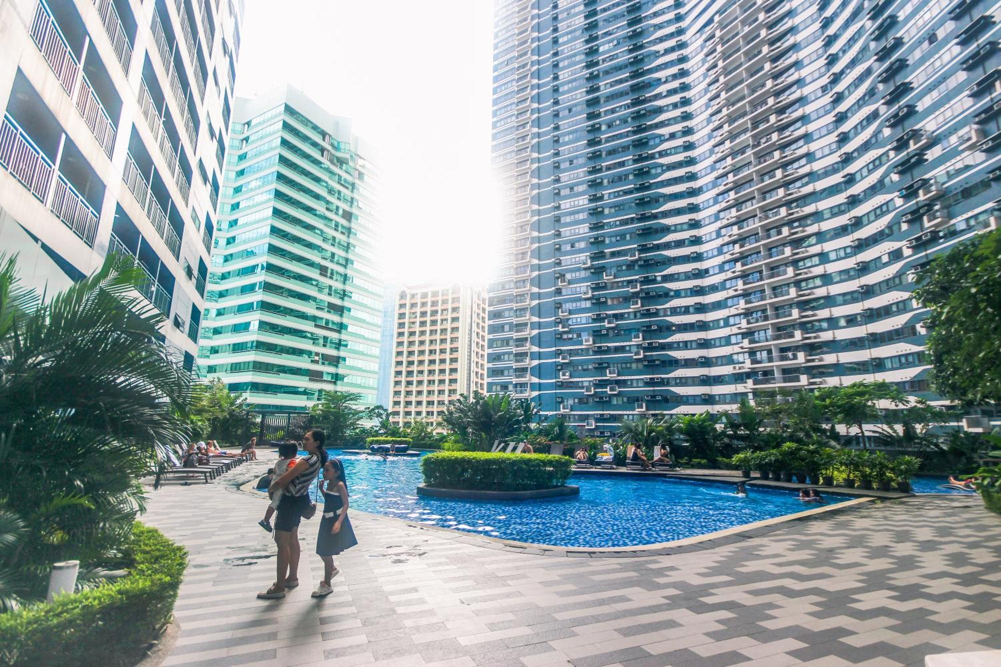 Cozy Crash Pad C Laughter Makati 2272 Swim Gym Park Internet 300 Apartment