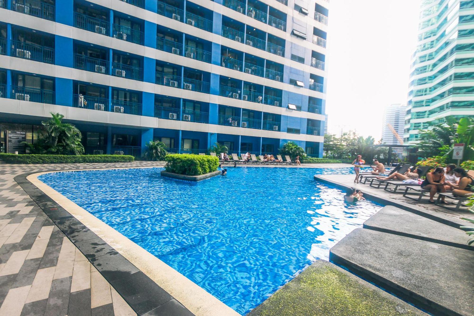 Apartment Cozy Crash Pad C Laughter Makati 2272 Swim Gym Park Internet 300