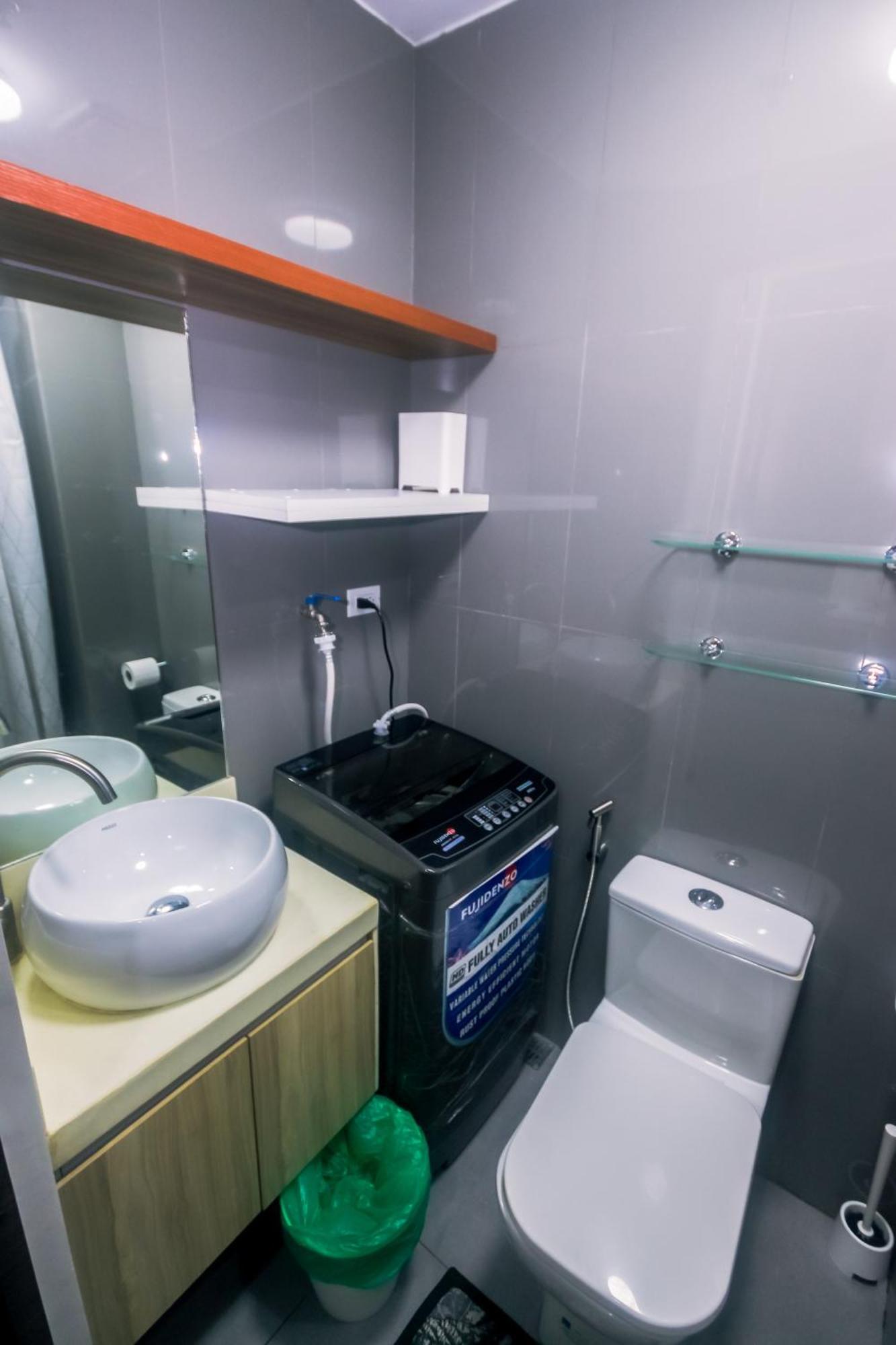 Cozy Crash Pad C Laughter Makati 2272 Swim Gym Park Internet 300 Apartment *