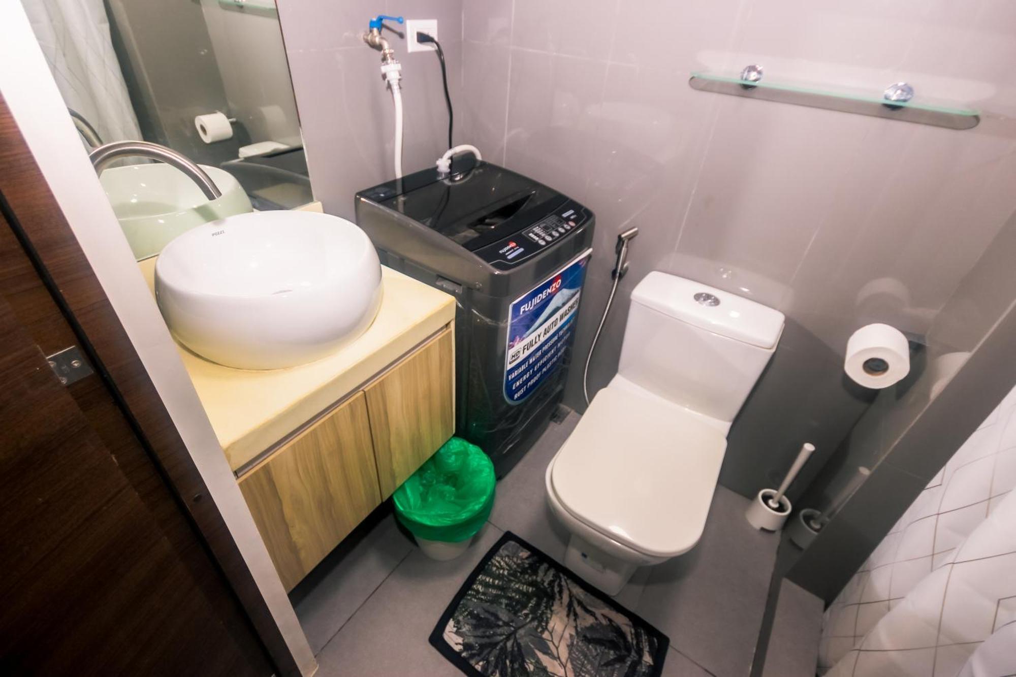 Apartment Cozy Crash Pad C Laughter Makati 2272 Swim Gym Park Internet 300 Manila