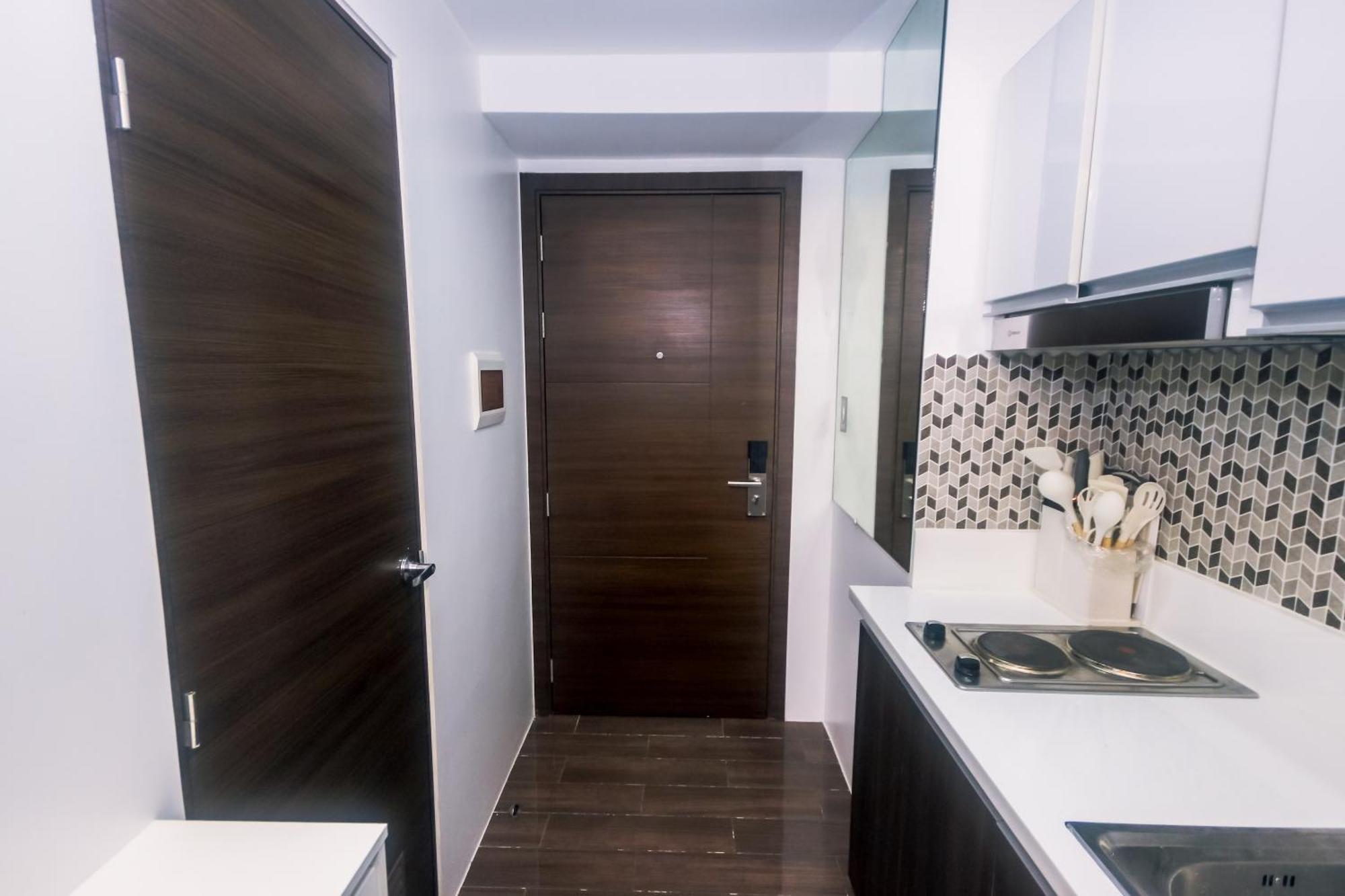 Cozy Crash Pad C Laughter Makati 2272 Swim Gym Park Internet 300 *