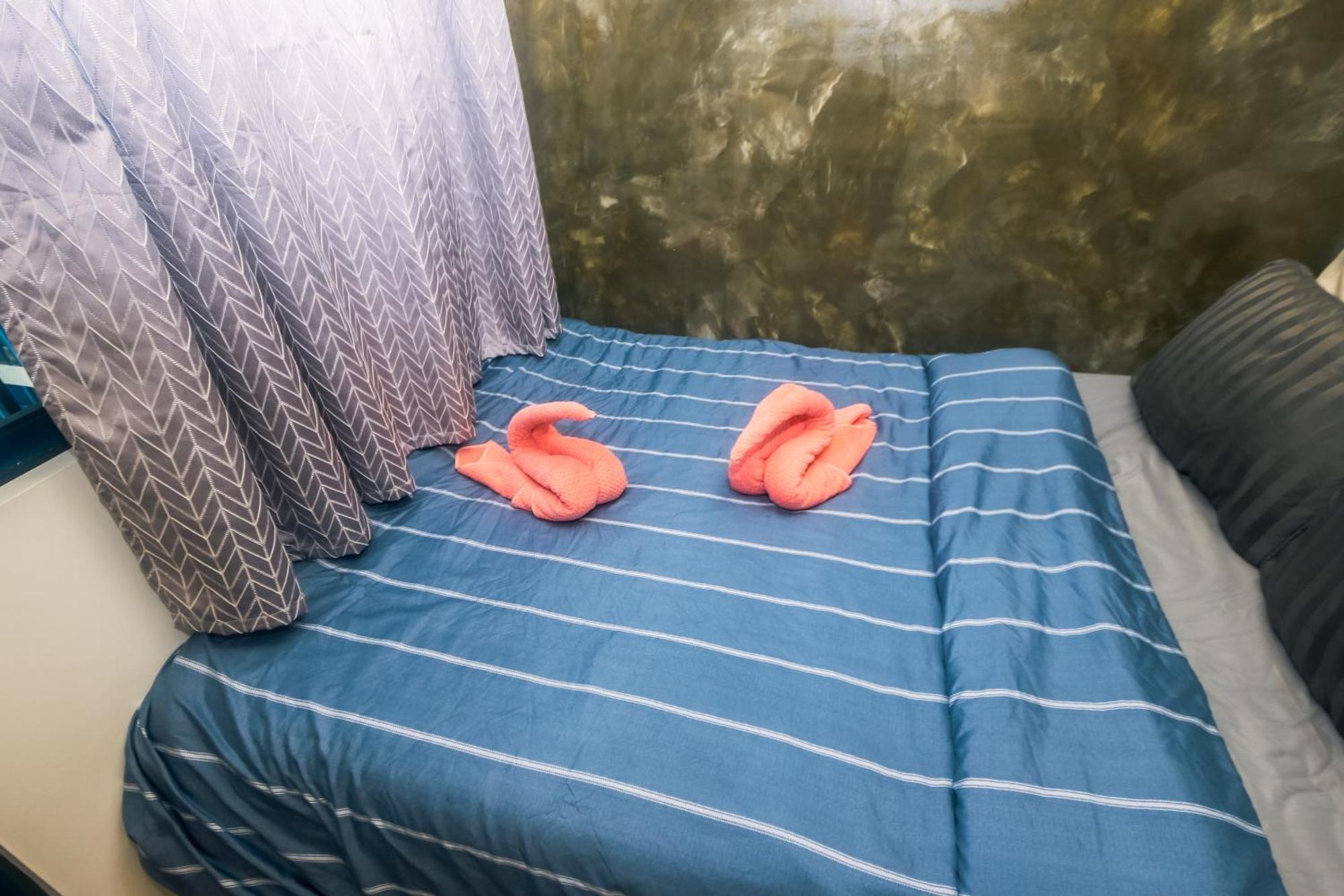 Cozy Crash Pad C Laughter Makati 2272 Swim Gym Park Internet 300 Apartment