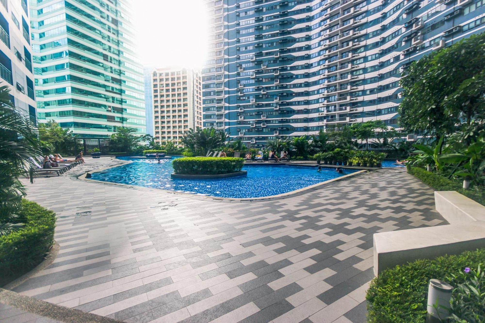Cozy Crash Pad C Laughter Makati 2272 Swim Gym Park Internet 300 Apartment *