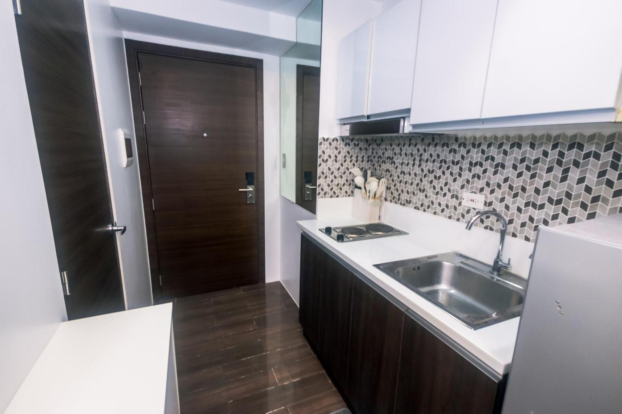 Apartment Cozy Crash Pad C Laughter Makati 2272 Swim Gym Park Internet 300 Manila