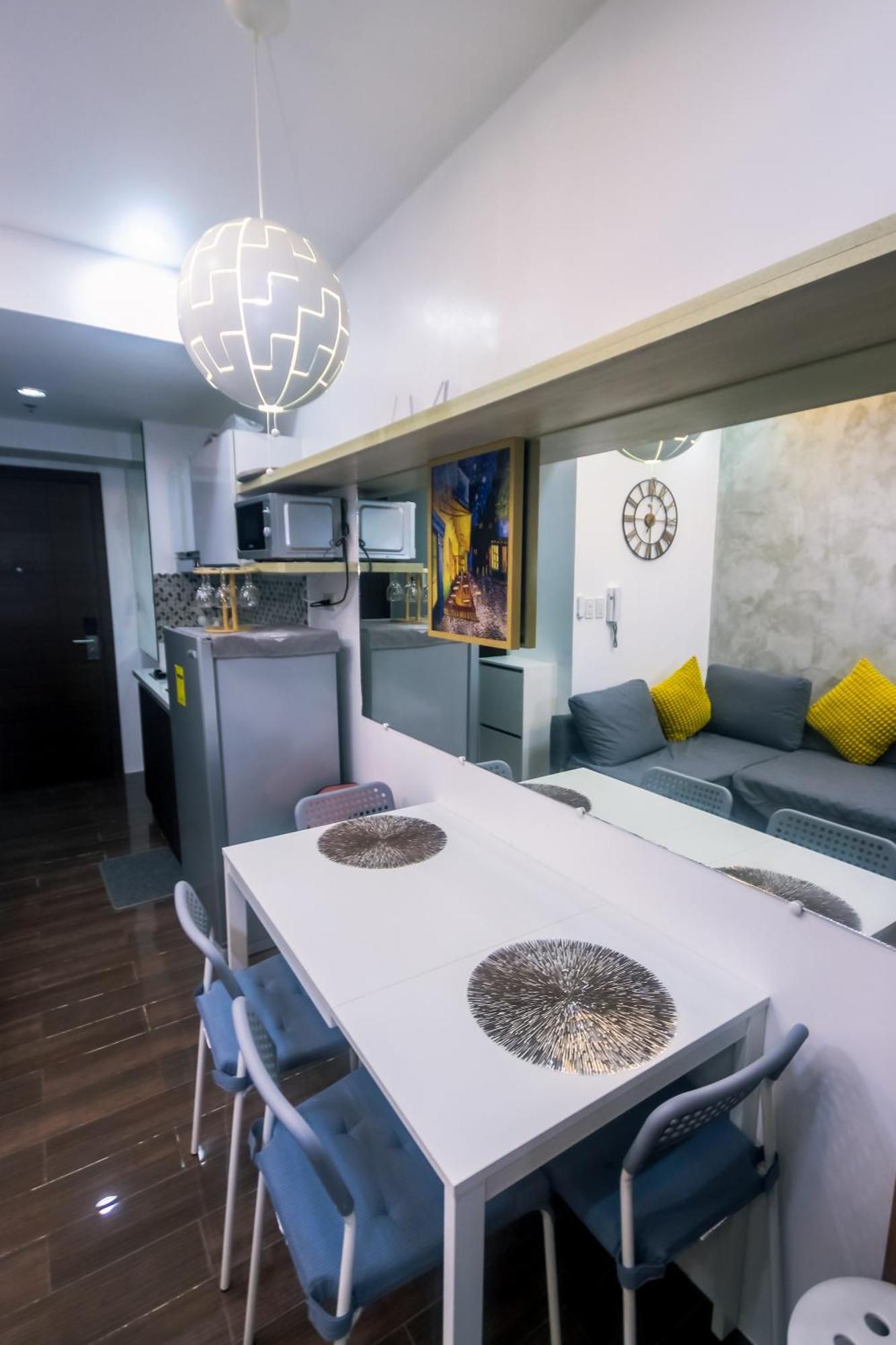 Apartment Cozy Crash Pad C Laughter Makati 2272 Swim Gym Park Internet 300 *