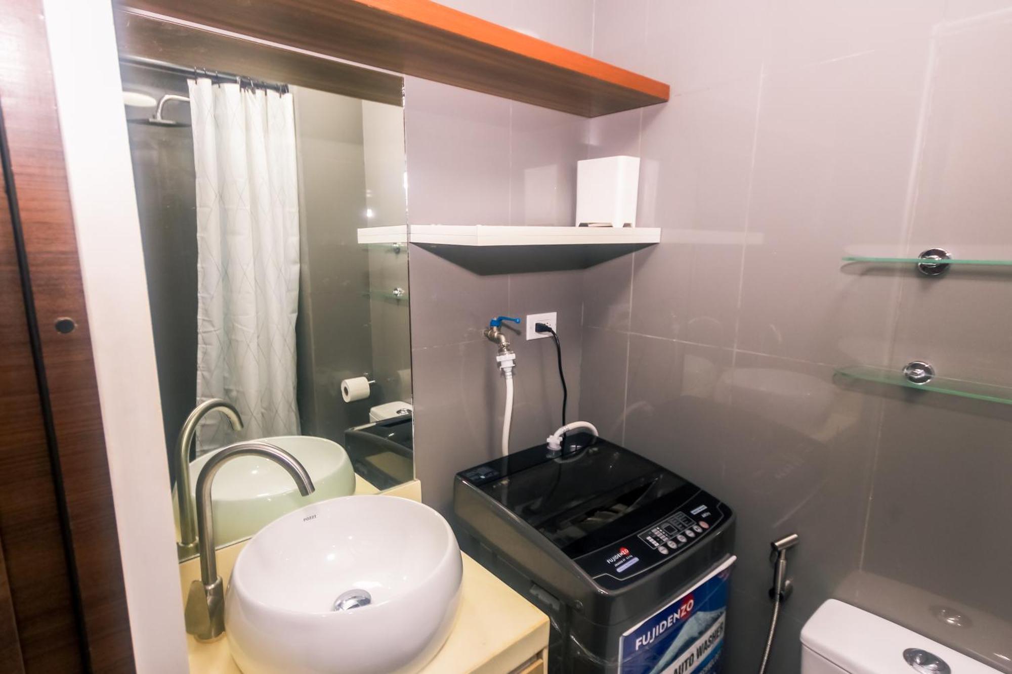 Cozy Crash Pad C Laughter Makati 2272 Swim Gym Park Internet 300 * Manila