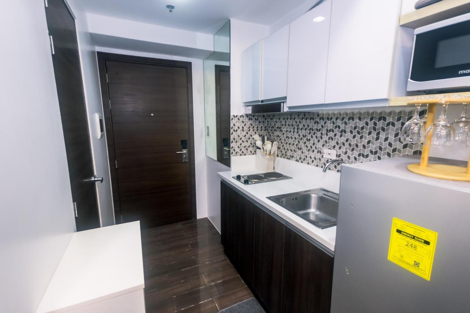 Cozy Crash Pad C Laughter Makati 2272 Swim Gym Park Internet 300 Apartment