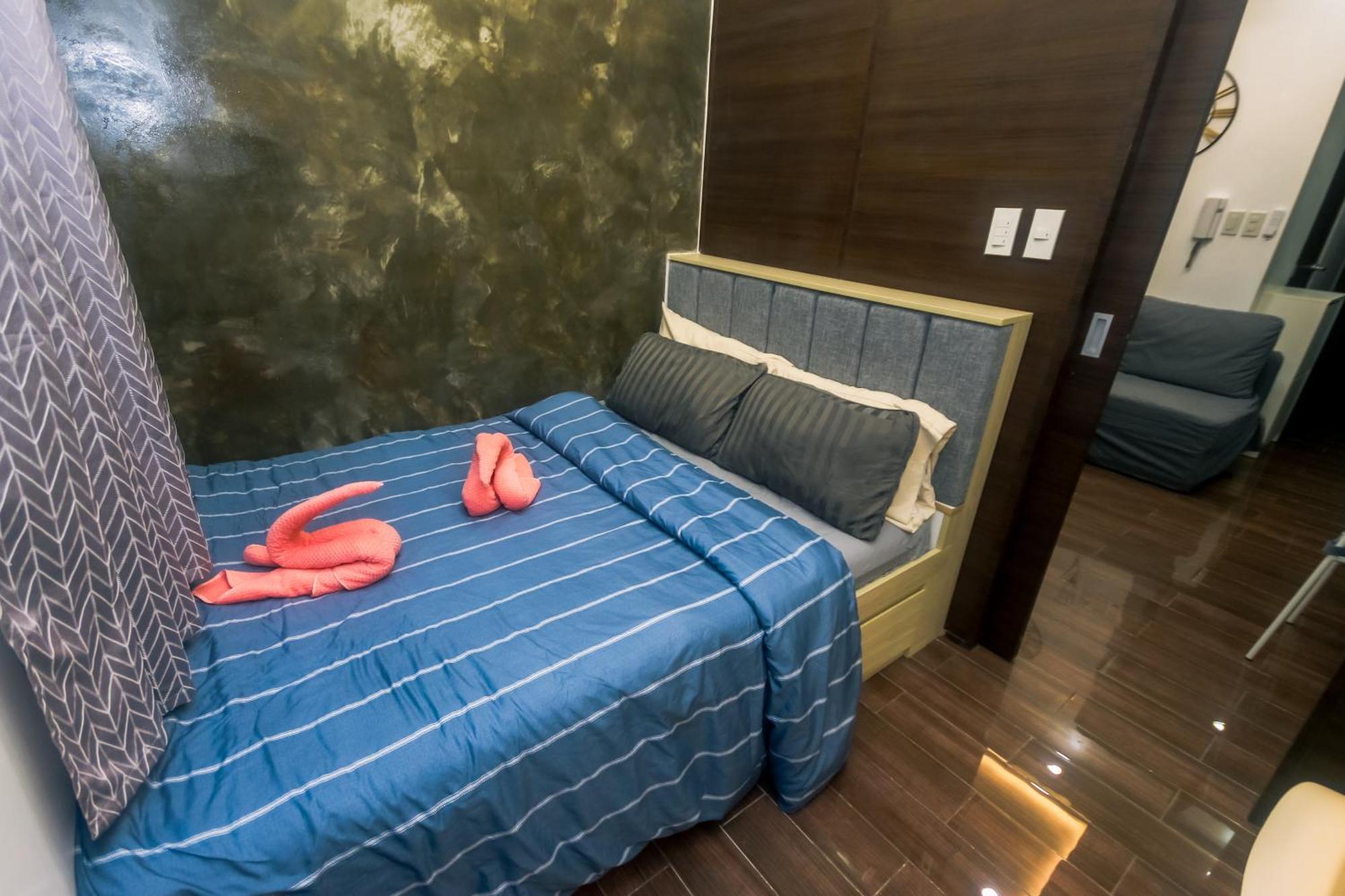 Apartment Cozy Crash Pad C Laughter Makati 2272 Swim Gym Park Internet 300 *