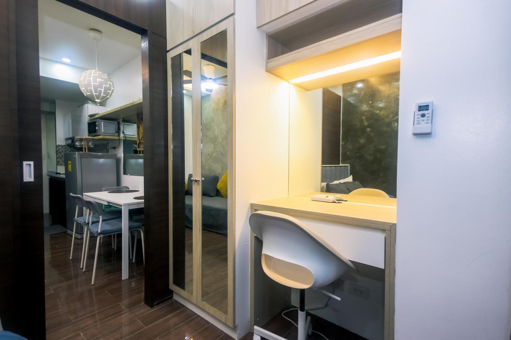 Cozy Crash Pad C Laughter Makati 2272 Swim Gym Park Internet 300 Apartment Manila